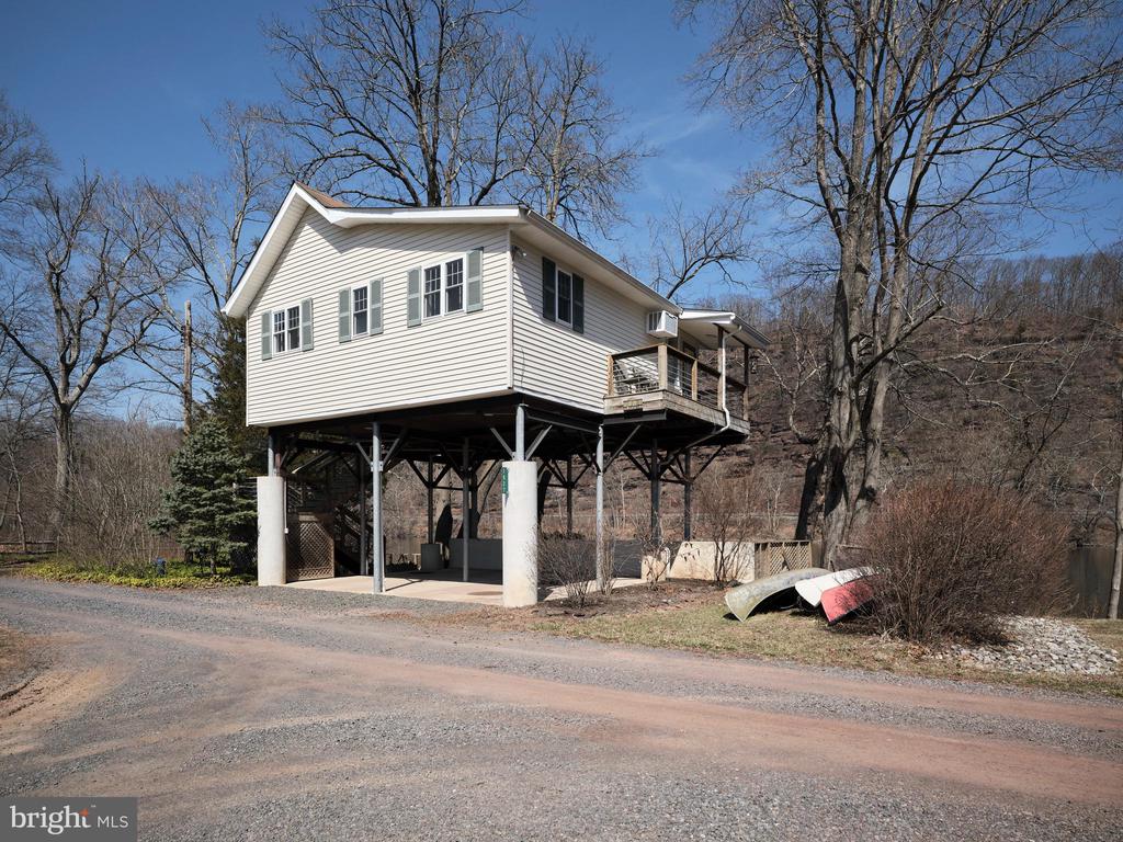 1827 TRAILS END LANE