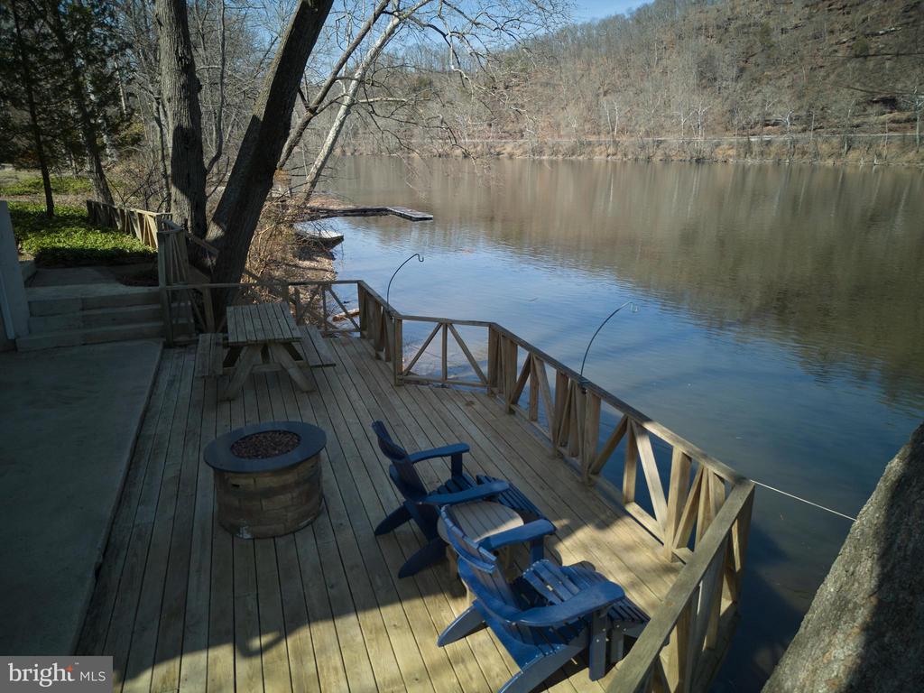 1827 TRAILS END LANE