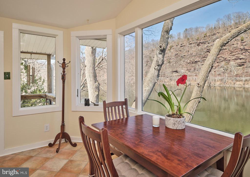 1827 TRAILS END LANE