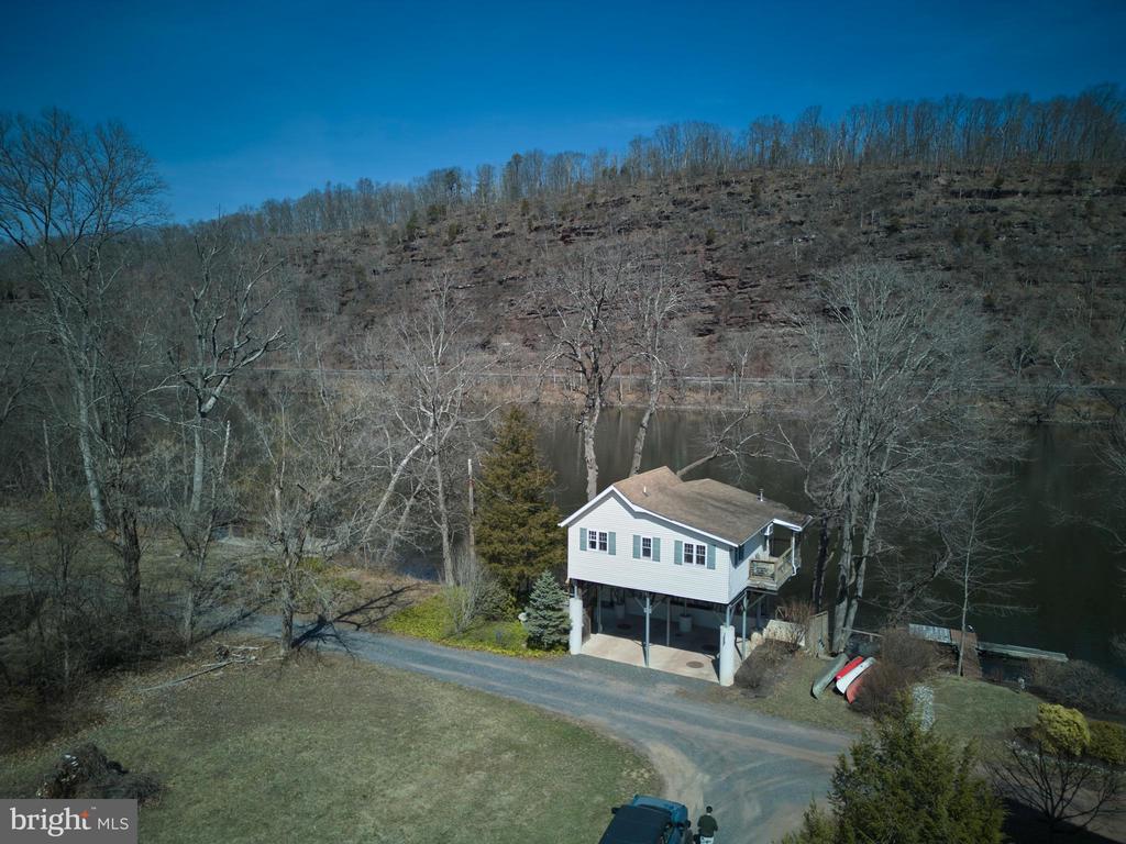 1827 TRAILS END LANE