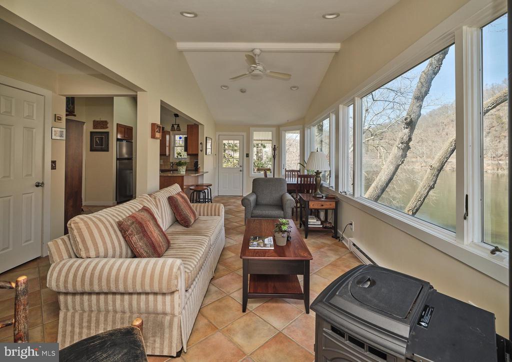 1827 TRAILS END LANE