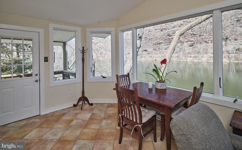 1827 TRAILS END LANE