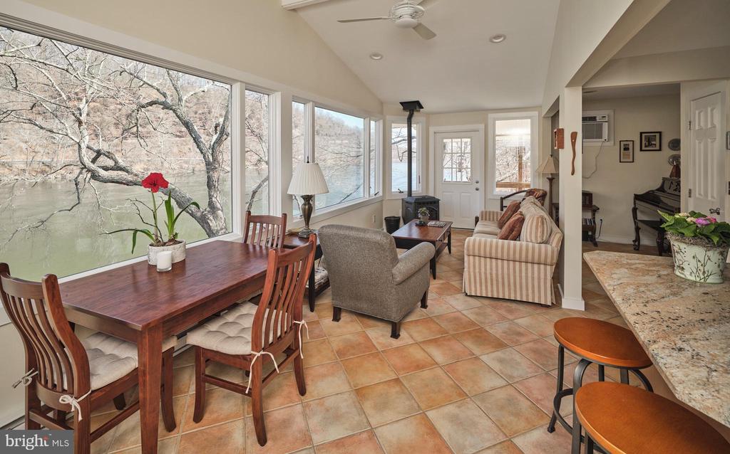 1827 TRAILS END LANE