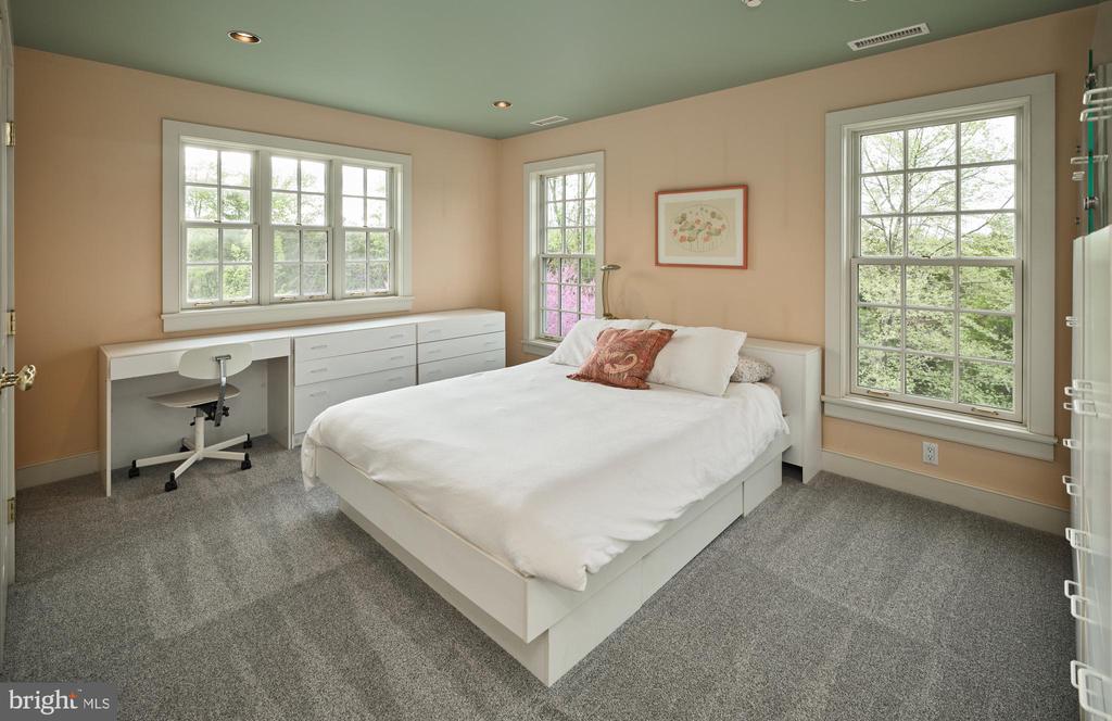 393 HOLLOW HORN ROAD