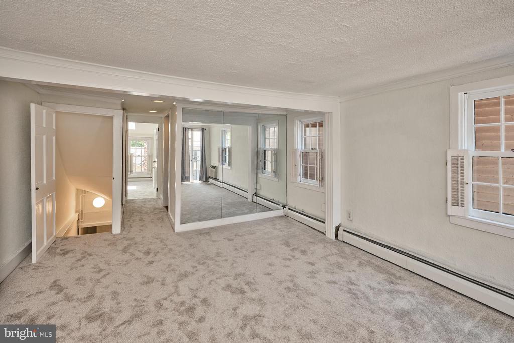38 W FERRY STREET
