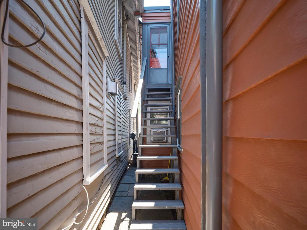 38 W FERRY STREET
