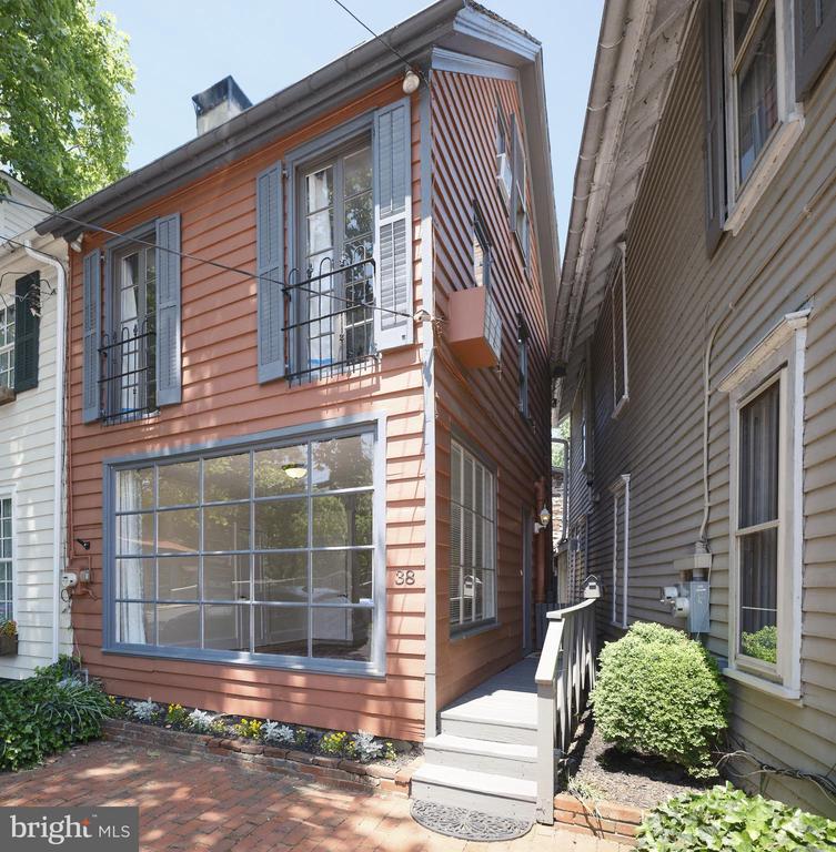 38 W FERRY STREET