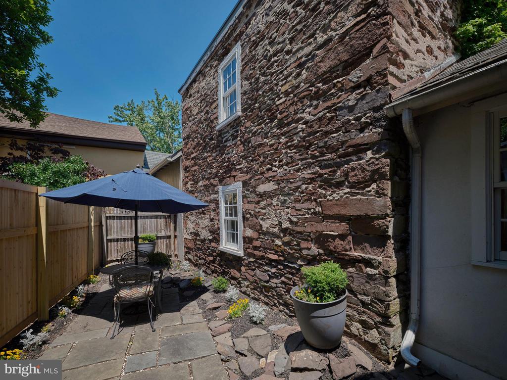 38 W FERRY STREET