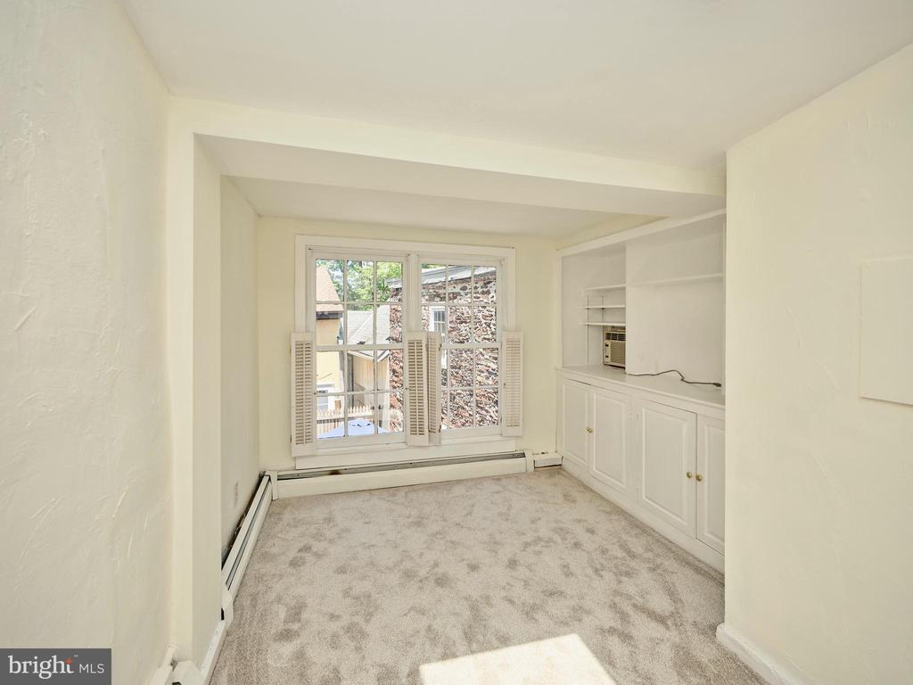 38 W FERRY STREET