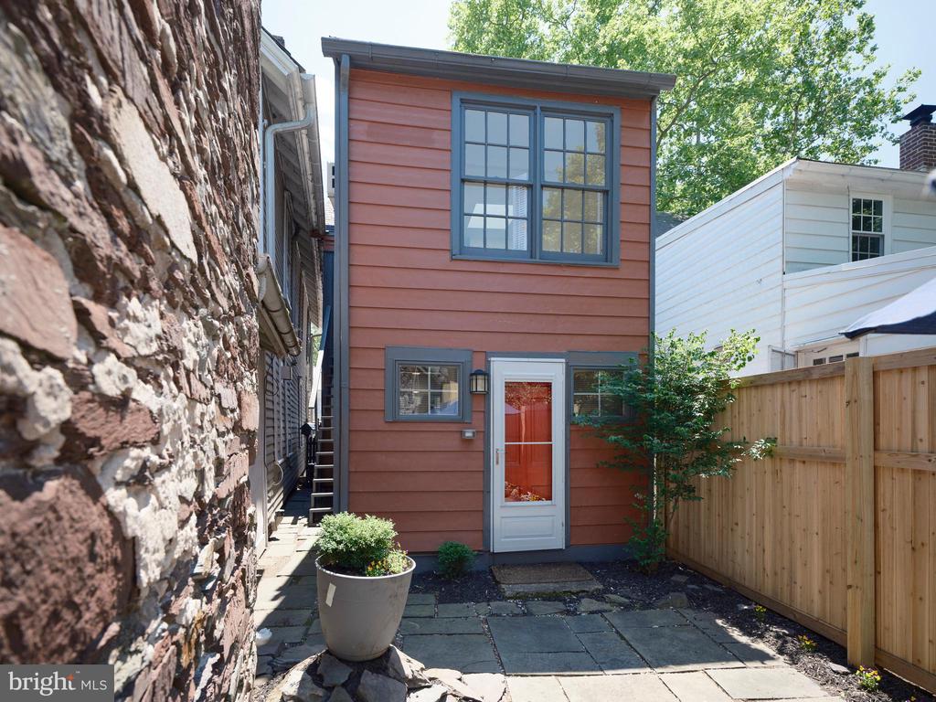 38 W FERRY STREET