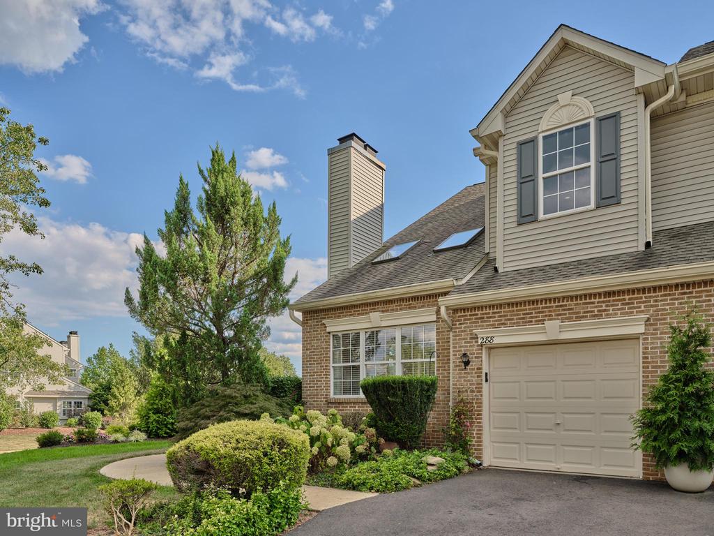 288 DEERFIELD COURT