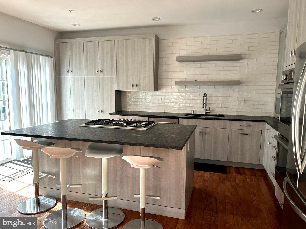 2408 DORCHESTER STREET W