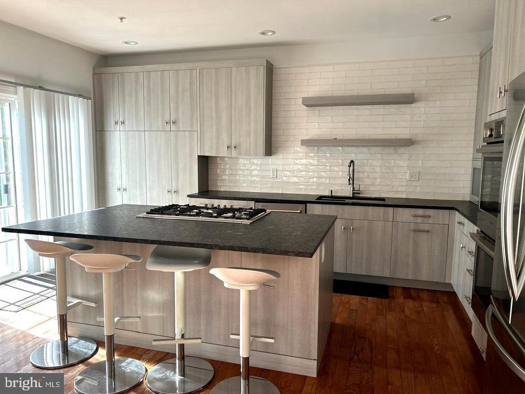 2408 DORCHESTER STREET W