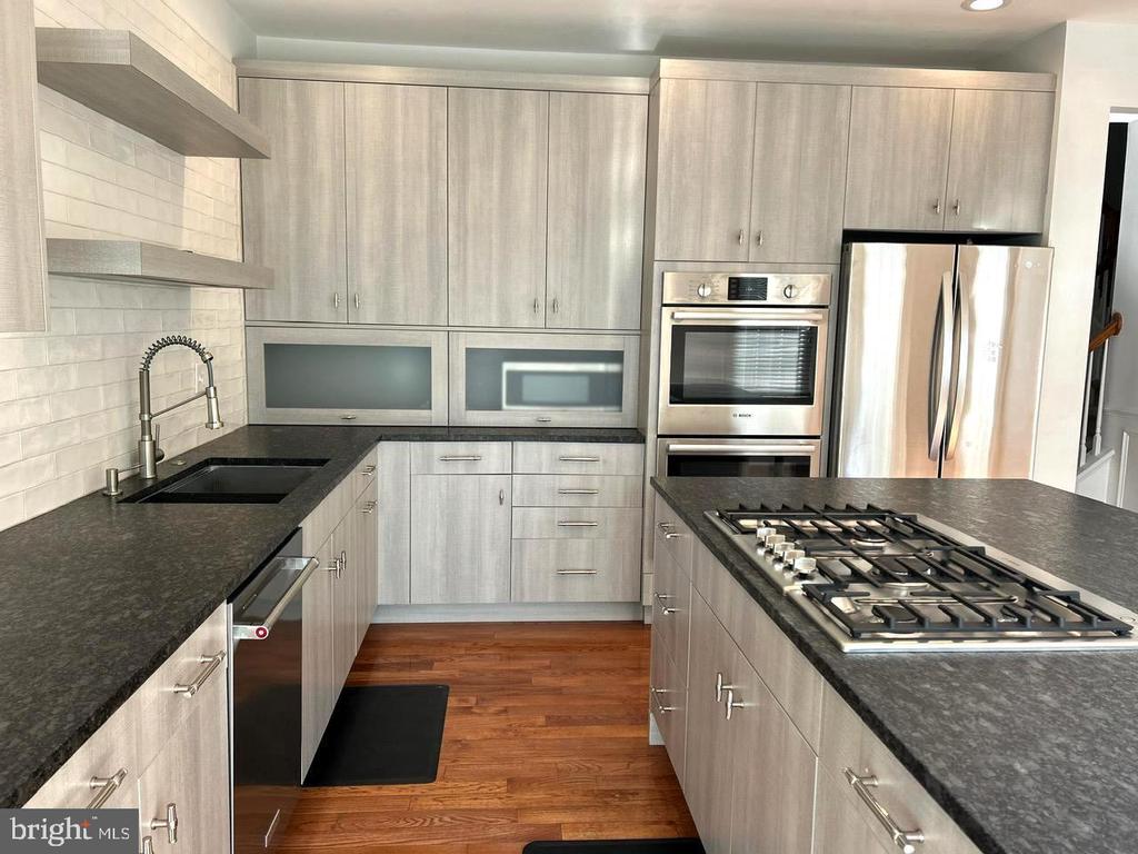 2408 DORCHESTER STREET W