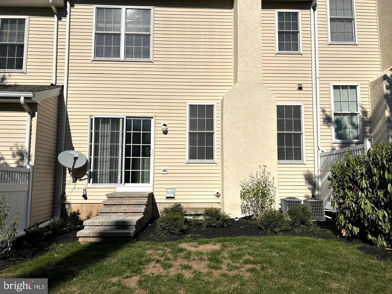 2408 DORCHESTER STREET W