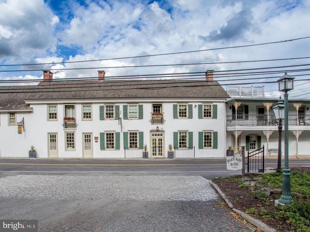 3596 RIVER ROAD
