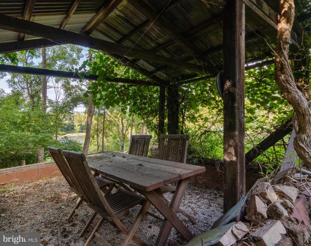 3596 RIVER ROAD
