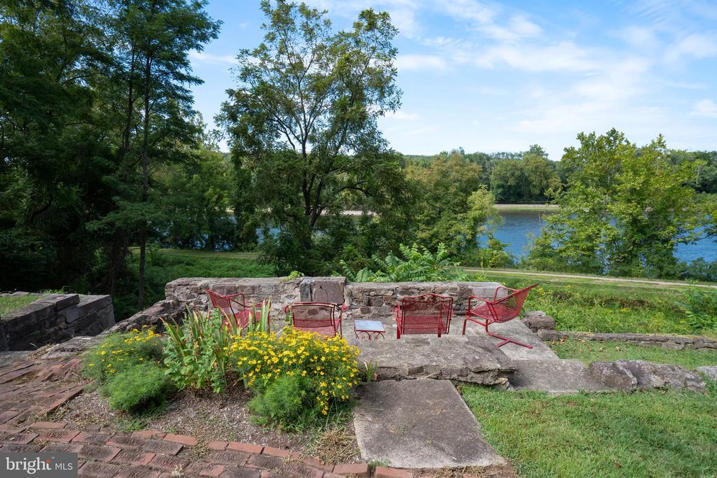 3596 RIVER ROAD