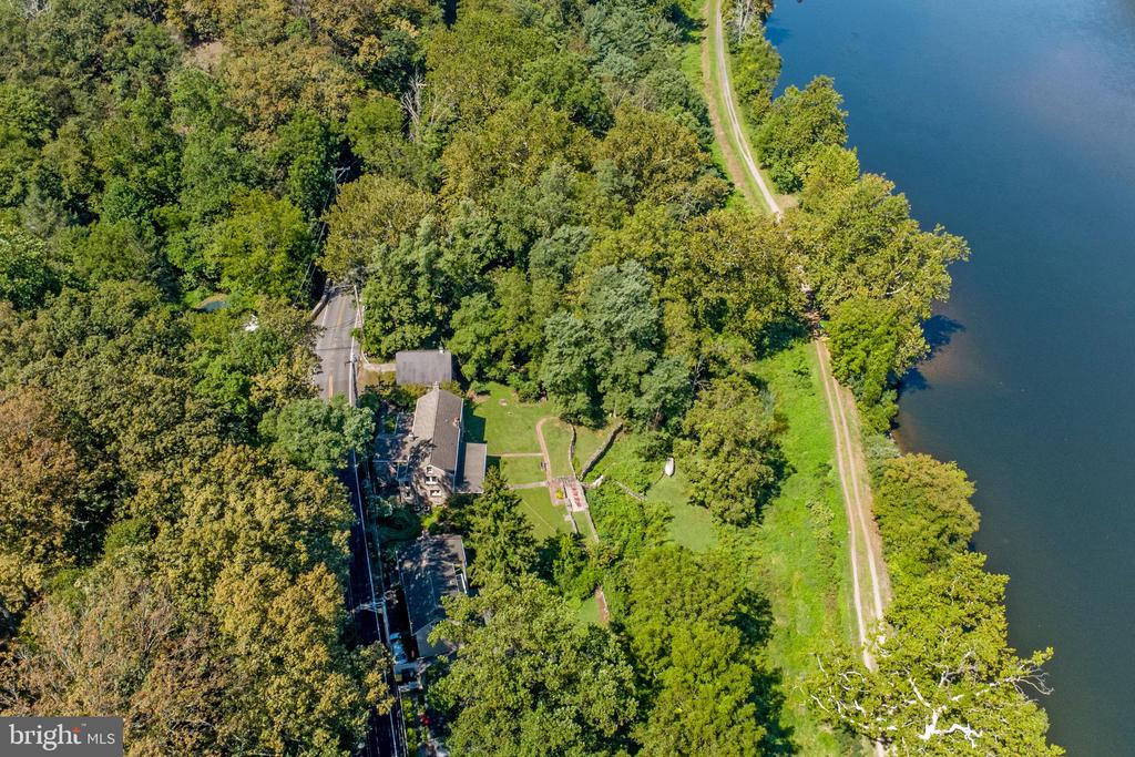 3596 RIVER ROAD