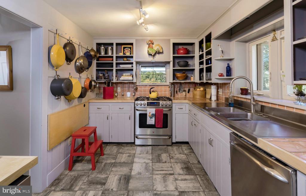 3596 RIVER ROAD