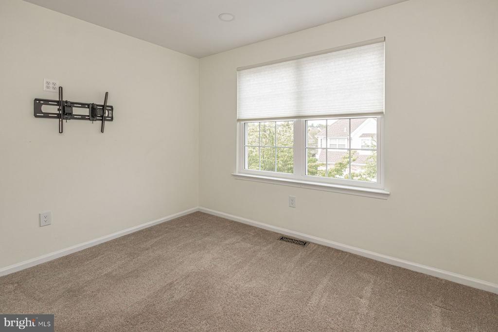 102 WAVERLY LANE 4