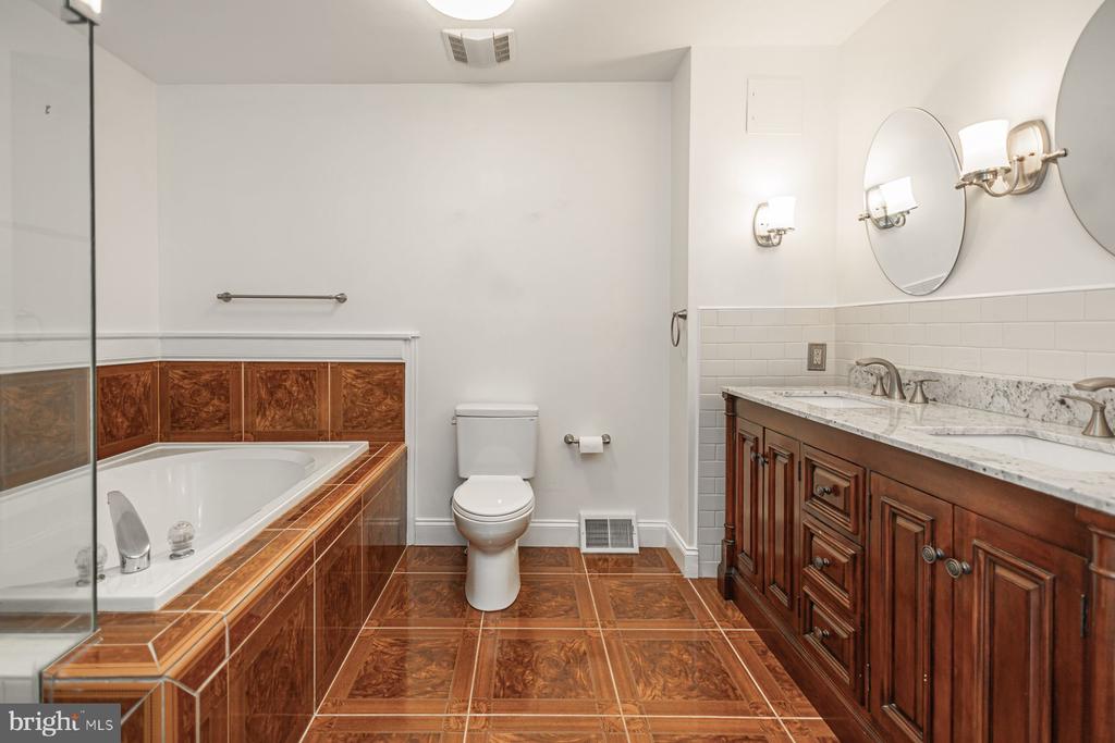 102 WAVERLY LANE 4