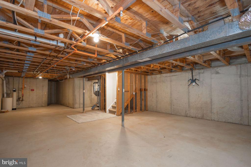 102 WAVERLY LANE 4