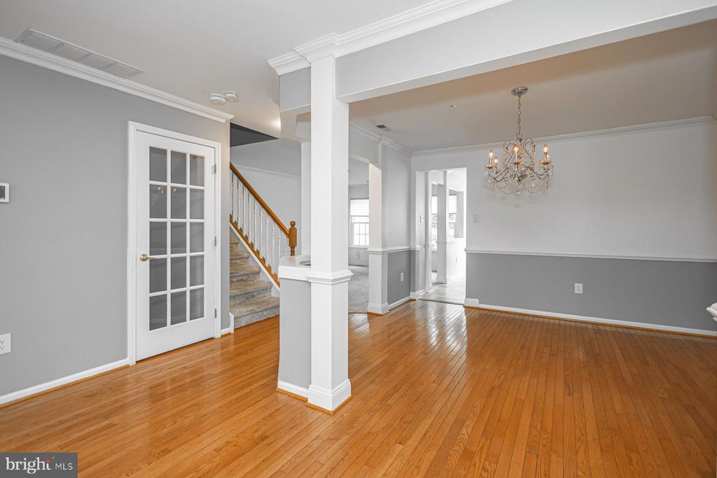 102 WAVERLY LANE 4