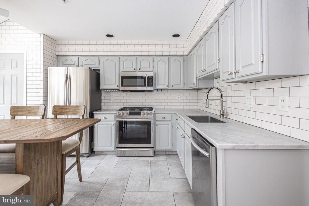 102 WAVERLY LANE 4