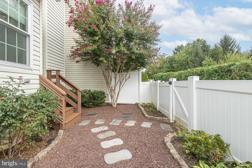 102 WAVERLY LANE 4