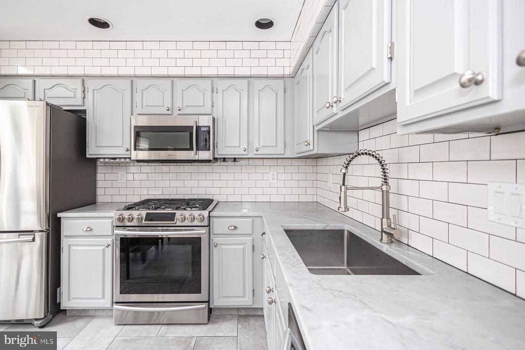 102 WAVERLY LANE 4