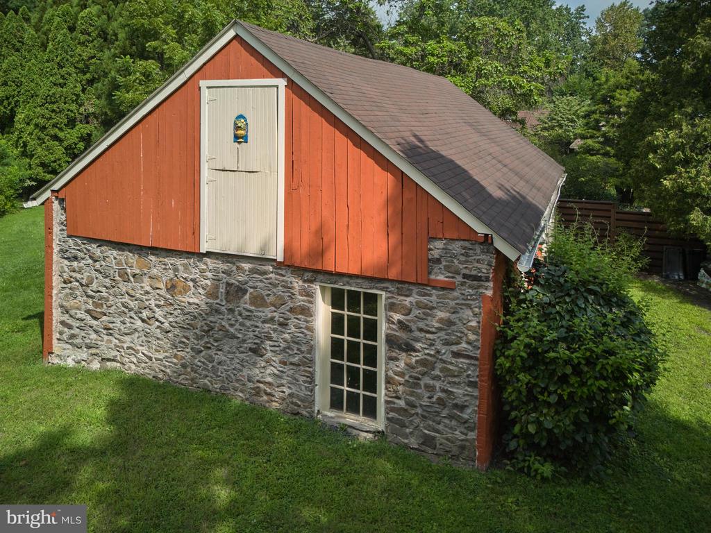 2125 OLD WOODS ROAD