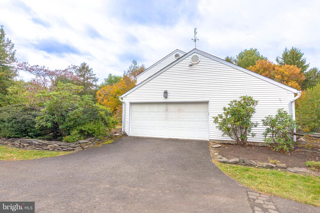 21 WOODS END DRIVE