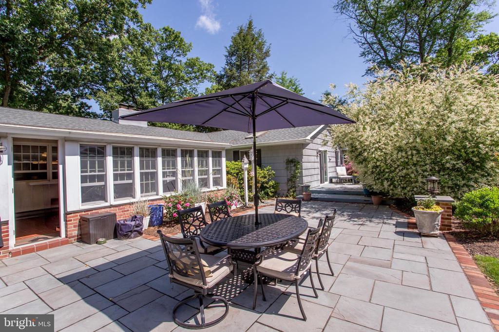 67 TOWNVIEW DRIVE