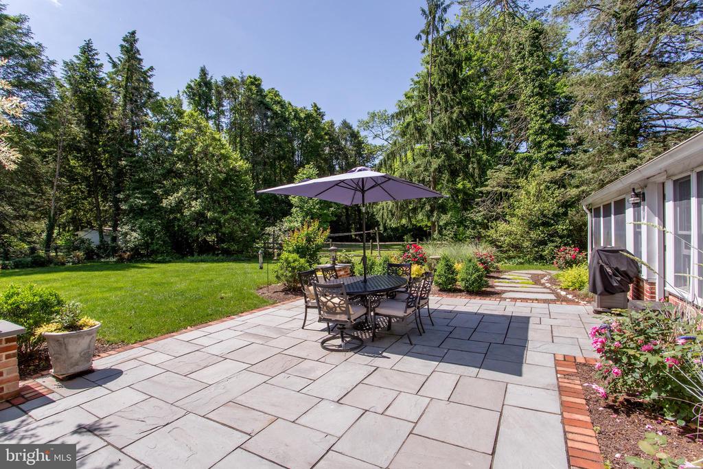 67 TOWNVIEW DRIVE