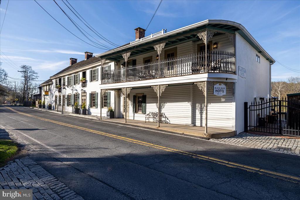 3673 RIVER ROAD