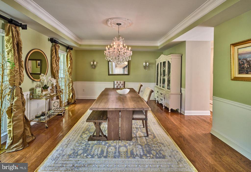5765 VALLEY STREAM DRIVE
