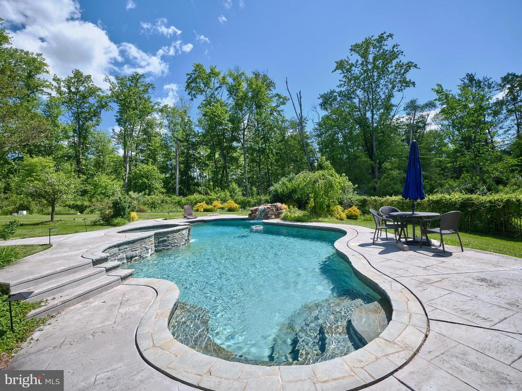 5765 VALLEY STREAM DRIVE