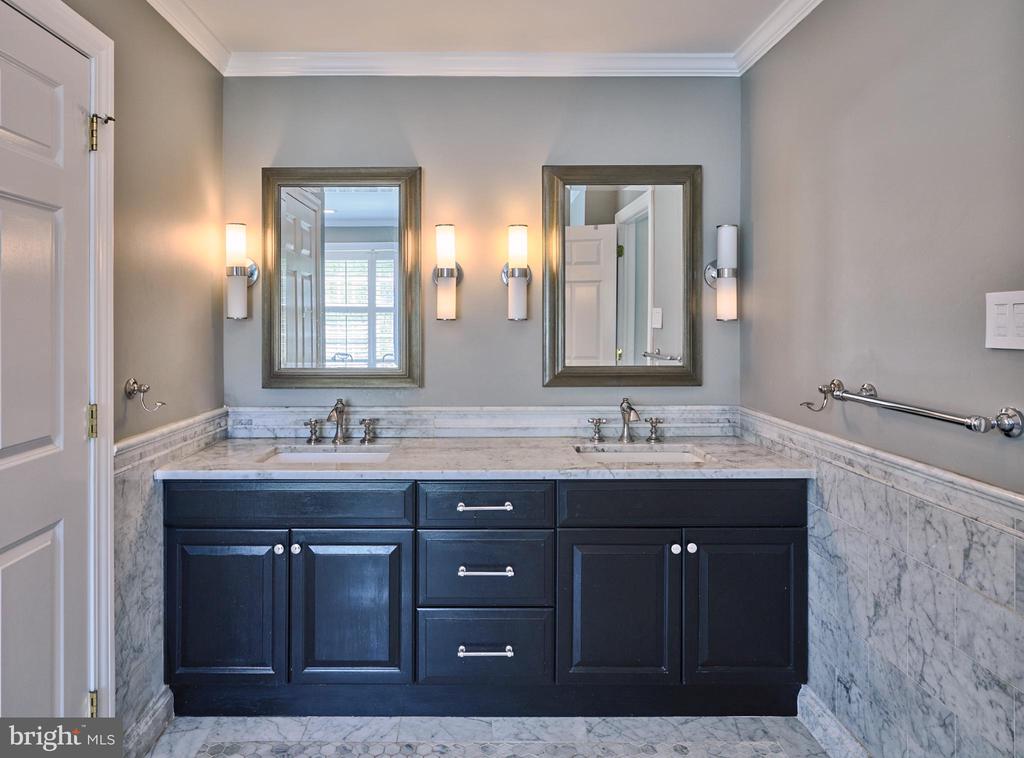 5765 VALLEY STREAM DRIVE