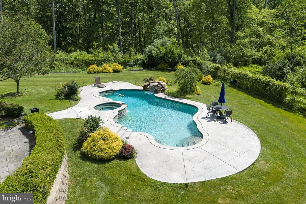 5765 VALLEY STREAM DRIVE