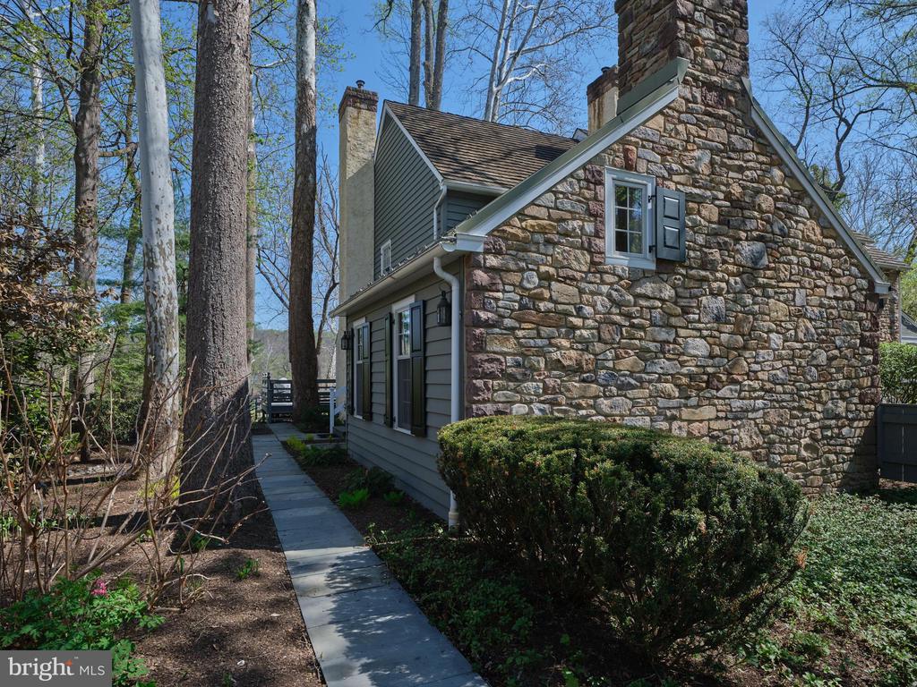 2976 RIVER ROAD