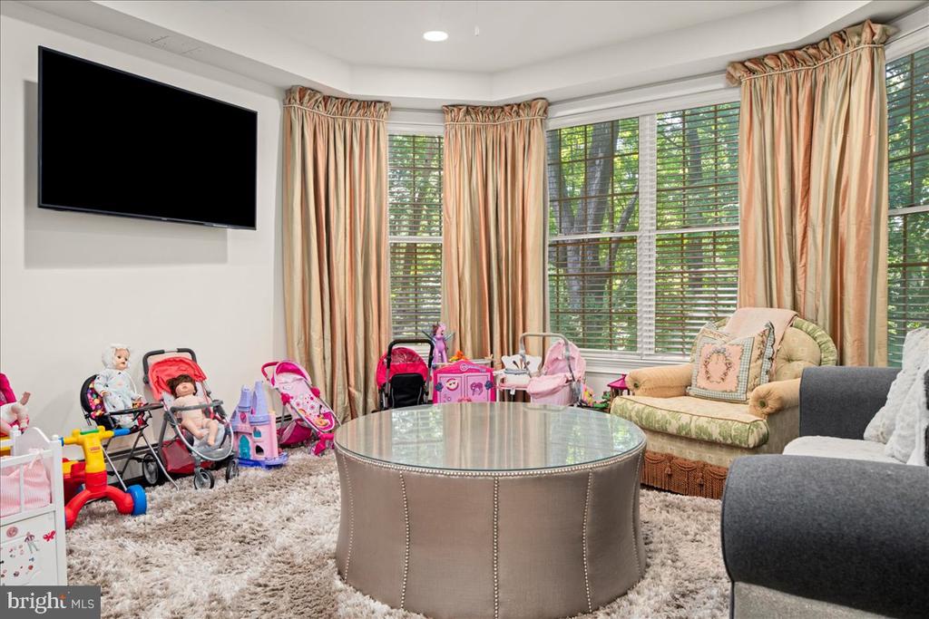 5 GLEN EAGLES DRIVE