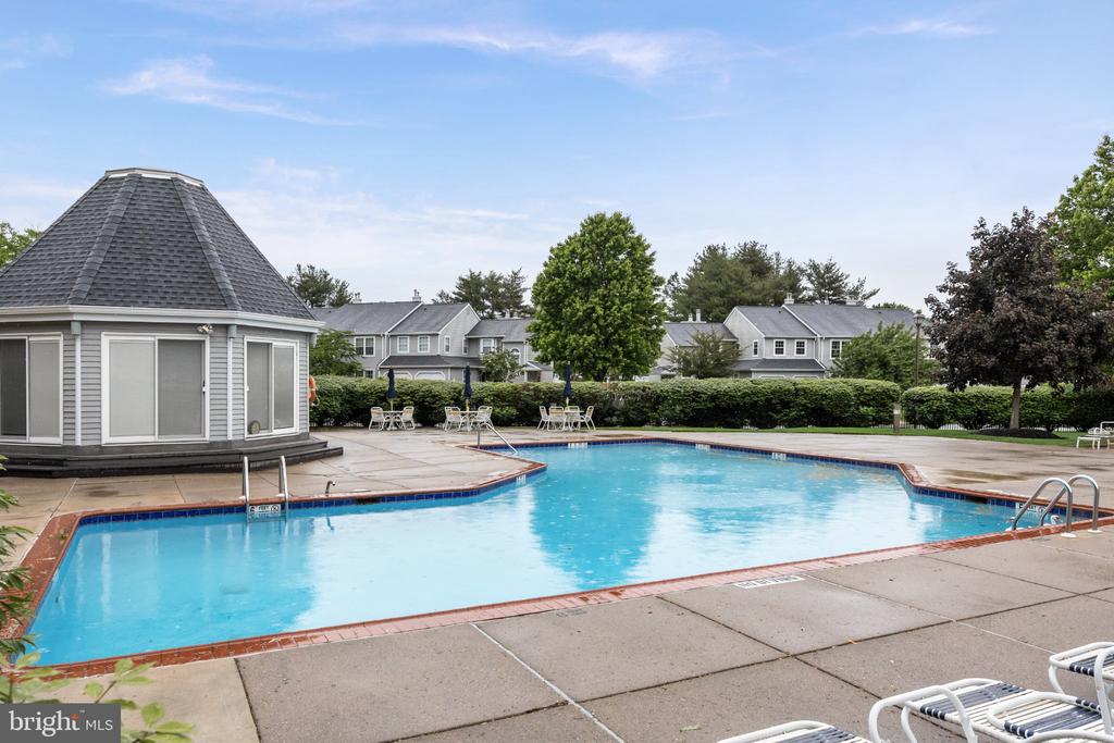 679 ROSE HOLLOW DRIVE