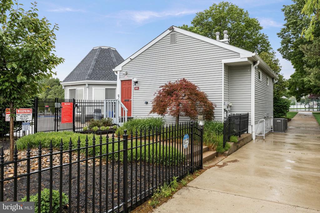 679 ROSE HOLLOW DRIVE
