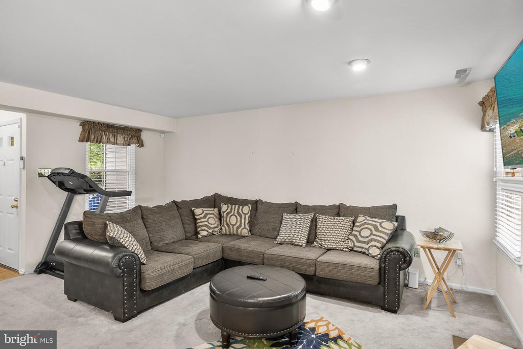 679 ROSE HOLLOW DRIVE