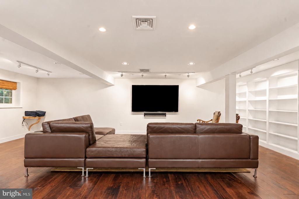 152 WOODSTREAM COURT