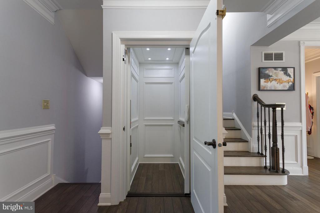 104 HICKS ALLEY