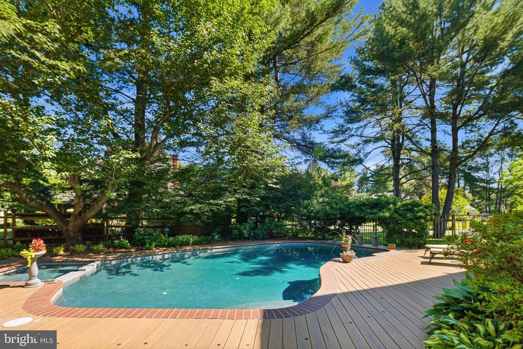 3 LOOKOUT LANE