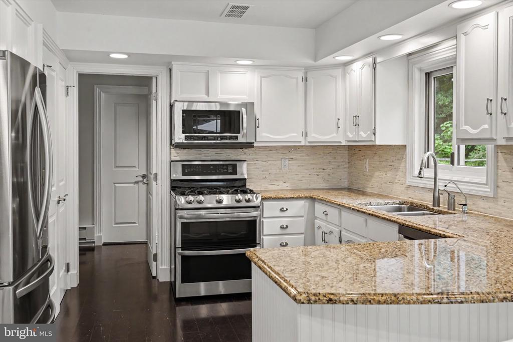 6439 MIDDLETON LANE