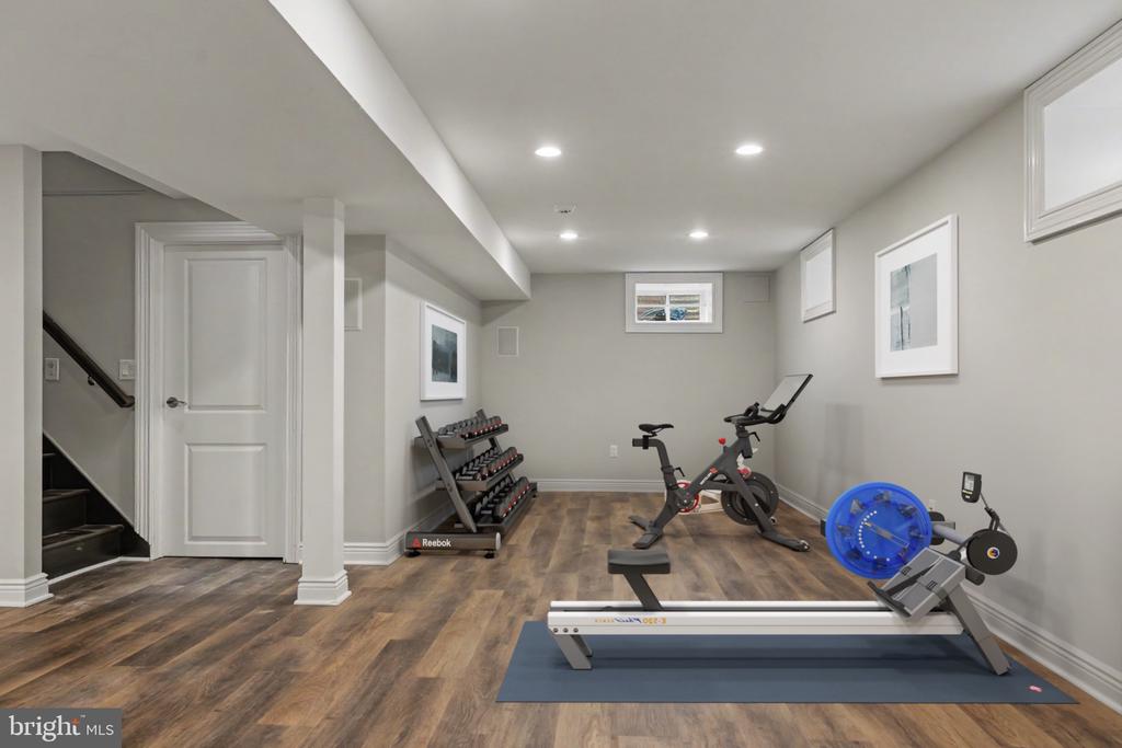 6439 MIDDLETON LANE